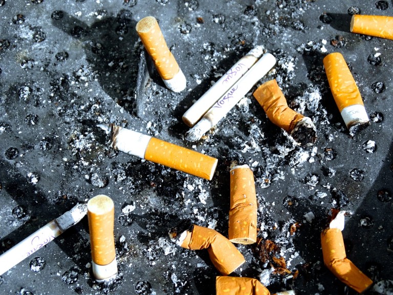 Kurzenie papierosów jest pewnym z z większym natężeniem okropnych nałogów